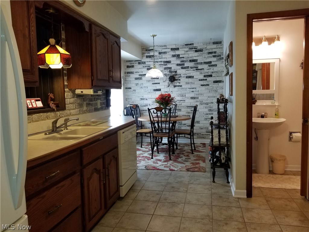 8610 Riverview Road Brecksville, OH 44141 - Photo 10 of 32 Eat-In Kitchen for casual Dining