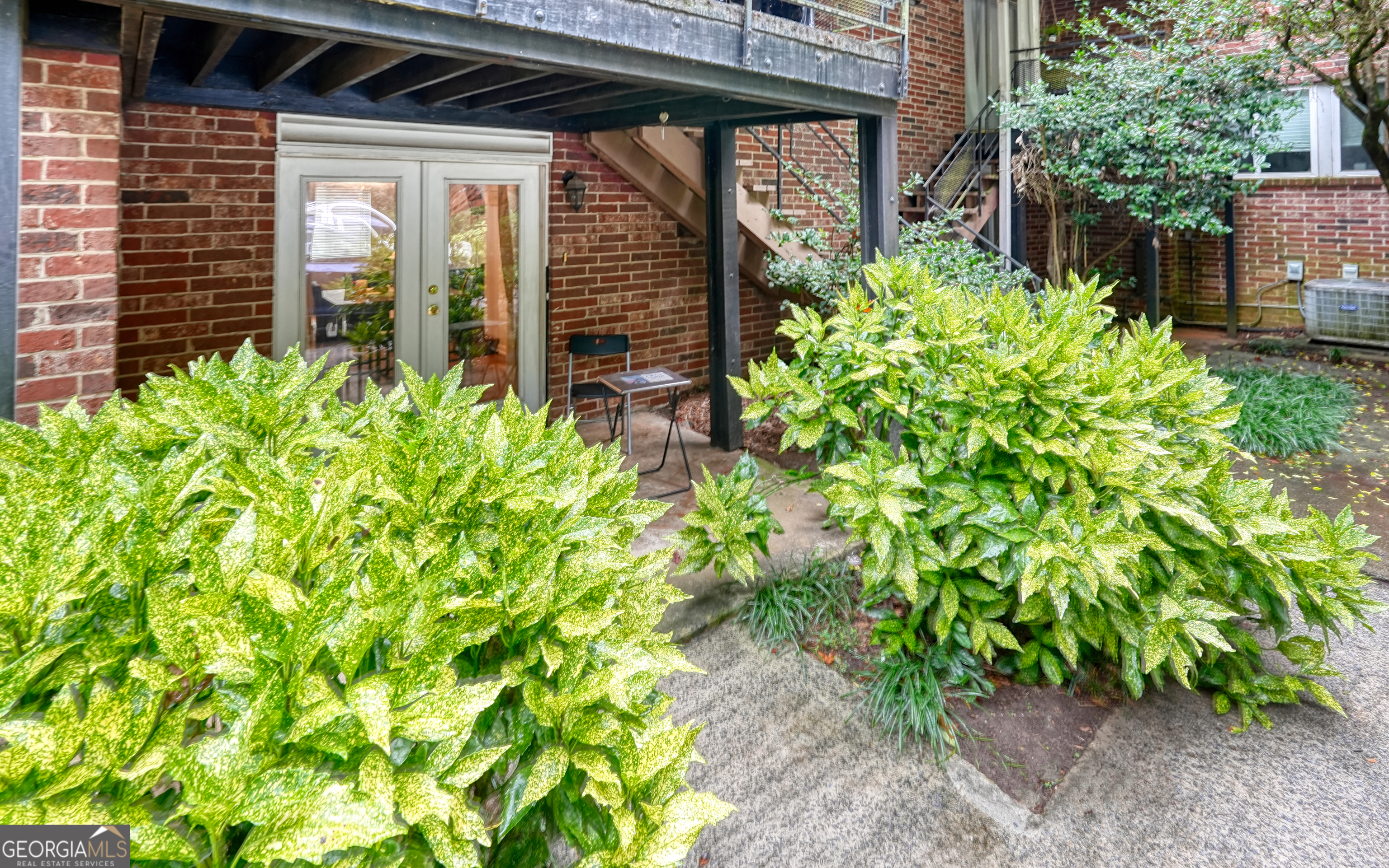 4266 Roswell Road Northeast, Unit K2 Atlanta, GA 30342 - Photo 16 of 18 a backyard of a house with lots of green space