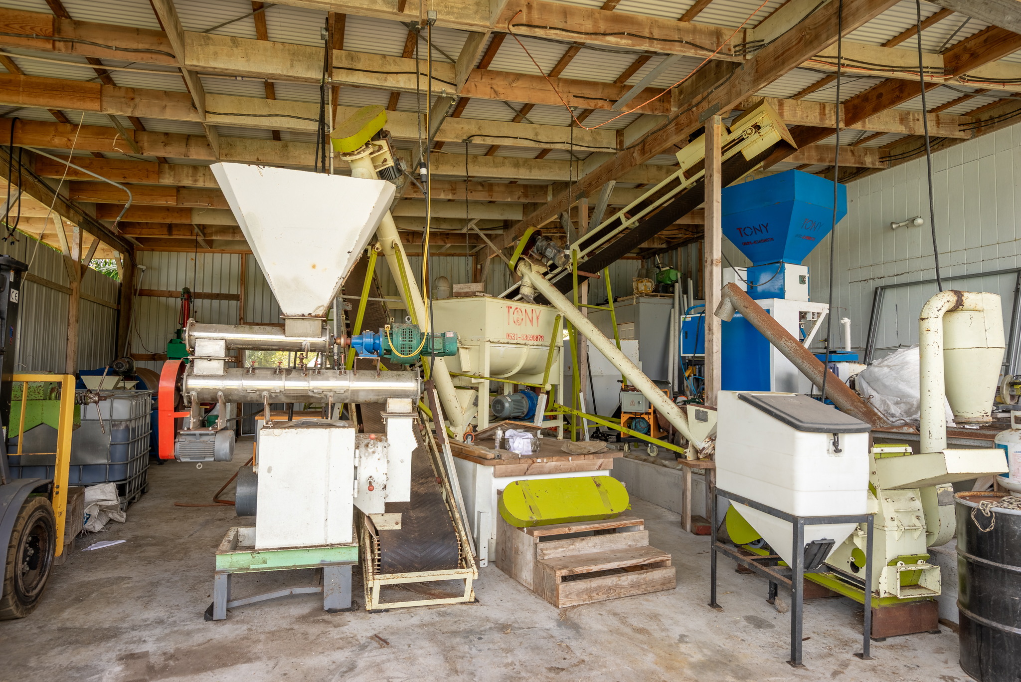 18-3840 South Lauko Road Mountain View, HI 96771 - Photo 24 of 30 a view of a storage room with furniture