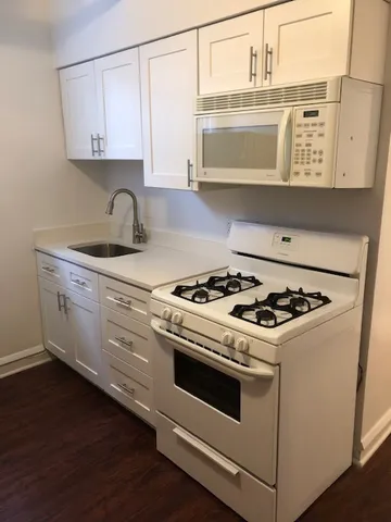 $950 | 3400 North Nagle Avenue, Unit 1N, Chicago, IL 60634