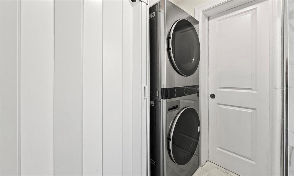 578 Companion Way Longboat Key, FL 34228 - Photo 30 of 70 a utility room with dryer and washer