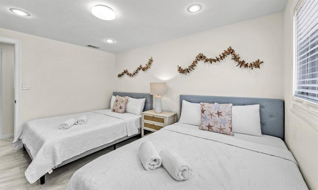 578 Companion Way Longboat Key, FL 34228 - Photo 62 of 70 a bedroom with two beds and a painting on the wall