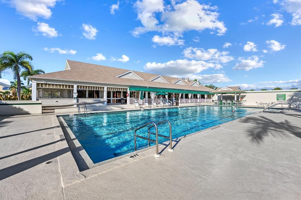 578 Companion Way Longboat Key, FL 34228 - Photo 68 of 70 a view of a big house with a yard