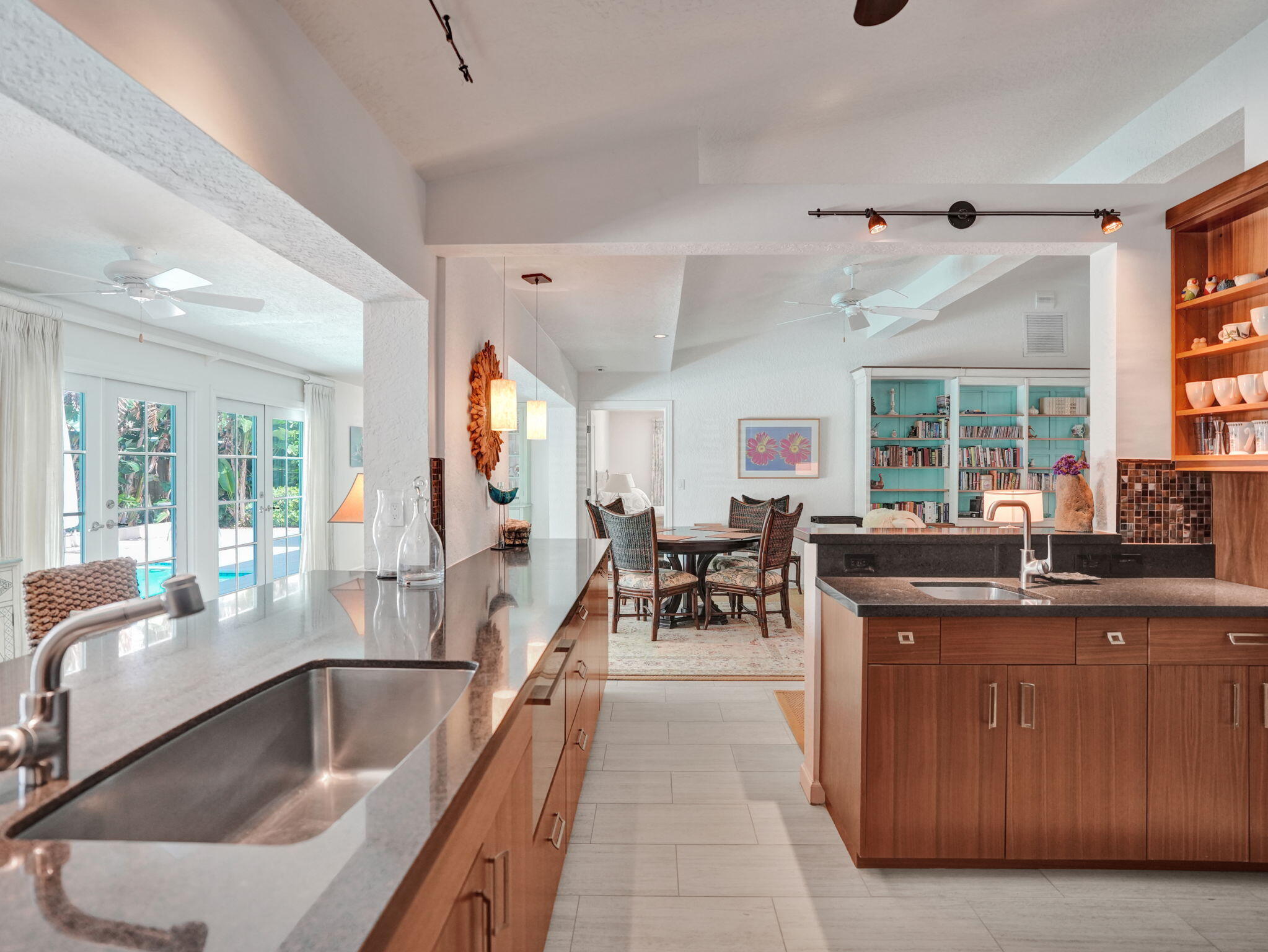 3207 Dover Road Pompano Beach, FL 33062 - Photo 14 of 57 Kitchen/wet bar