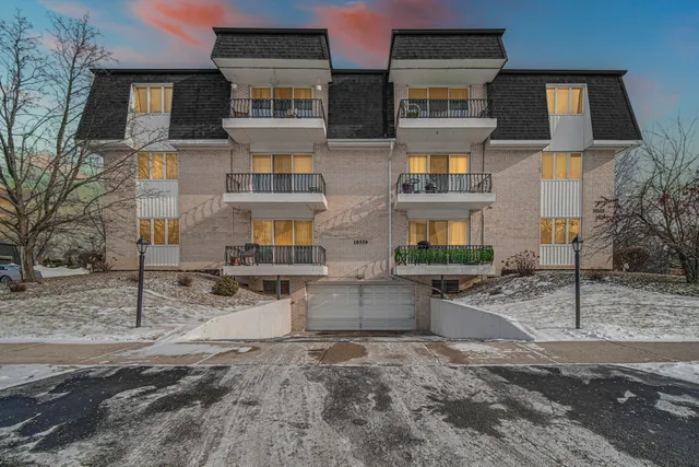 $138,500 | 18559 Escanaba Avenue, Unit 201, Lansing, IL 60438