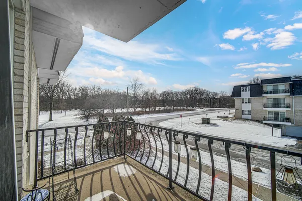 $133,000 | 18559 Escanaba Avenue, Unit 201, Lansing, IL 60438