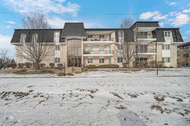 $138,500 | 18559 Escanaba Avenue, Unit 201, Lansing, IL 60438