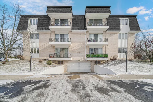 $133,000 | 18559 Escanaba Avenue, Unit 201, Lansing, IL 60438