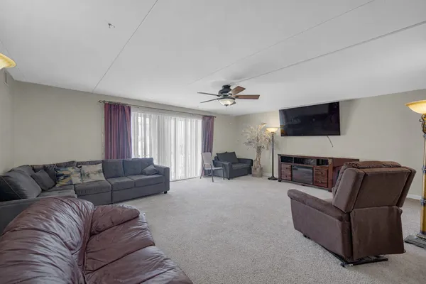 $133,000 | 18559 Escanaba Avenue, Unit 201, Lansing, IL 60438
