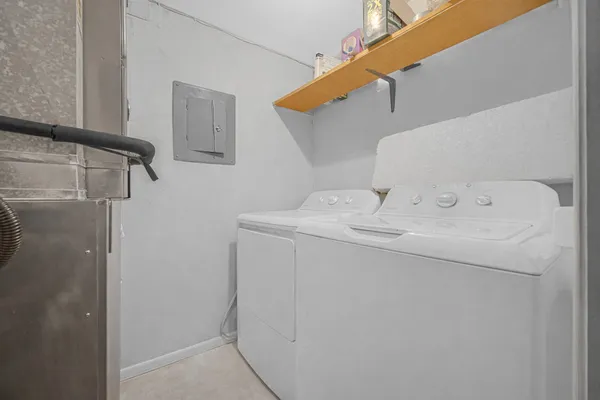 $133,000 | 18559 Escanaba Avenue, Unit 201, Lansing, IL 60438