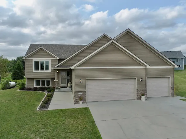 $535,000 | 1474 Grand View Lane Southeast, Mazeppa, MN 55956