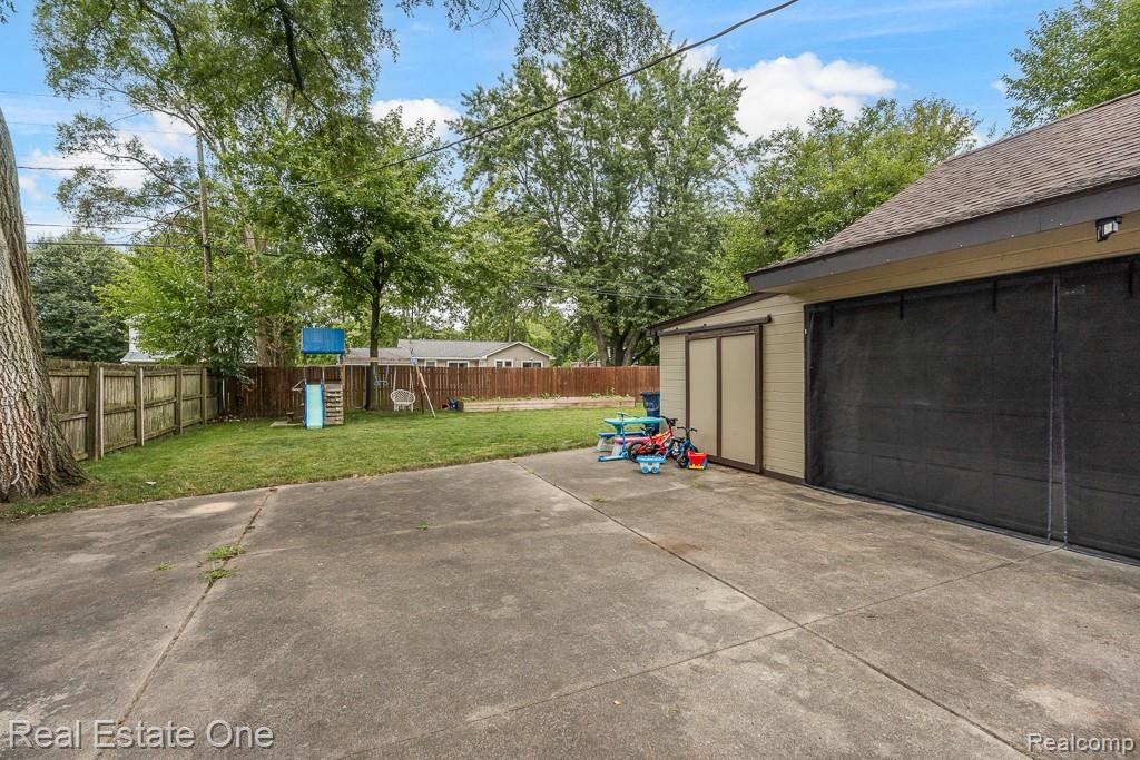 2460 Emmons Avenue Rochester Hills, MI 48307 - Photo 41 of 45