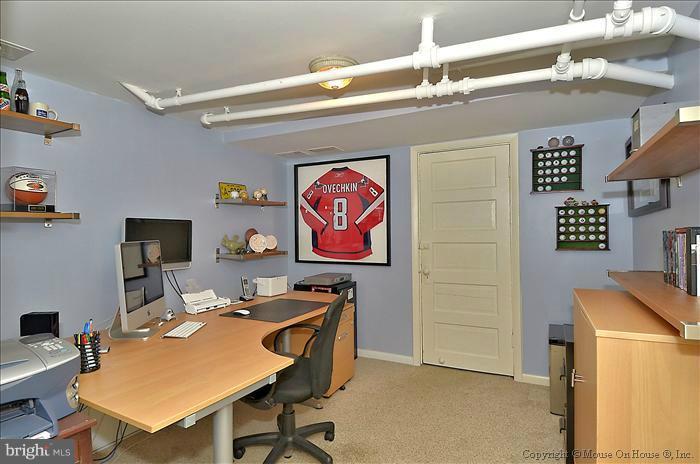 9423 Thornhill Road Silver Spring, MD 20901 - Photo 22 of 30 a workspace with furniture and screen