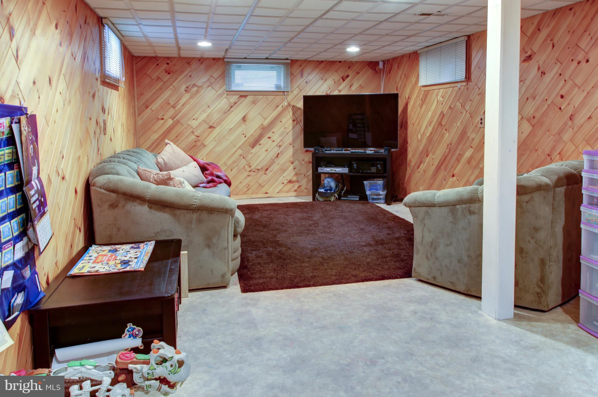 505 Sunset Knoll Road Pasadena, MD 21122 - Photo 18 of 26 GREAT ALL PURPOSE FAMILY ROOM.