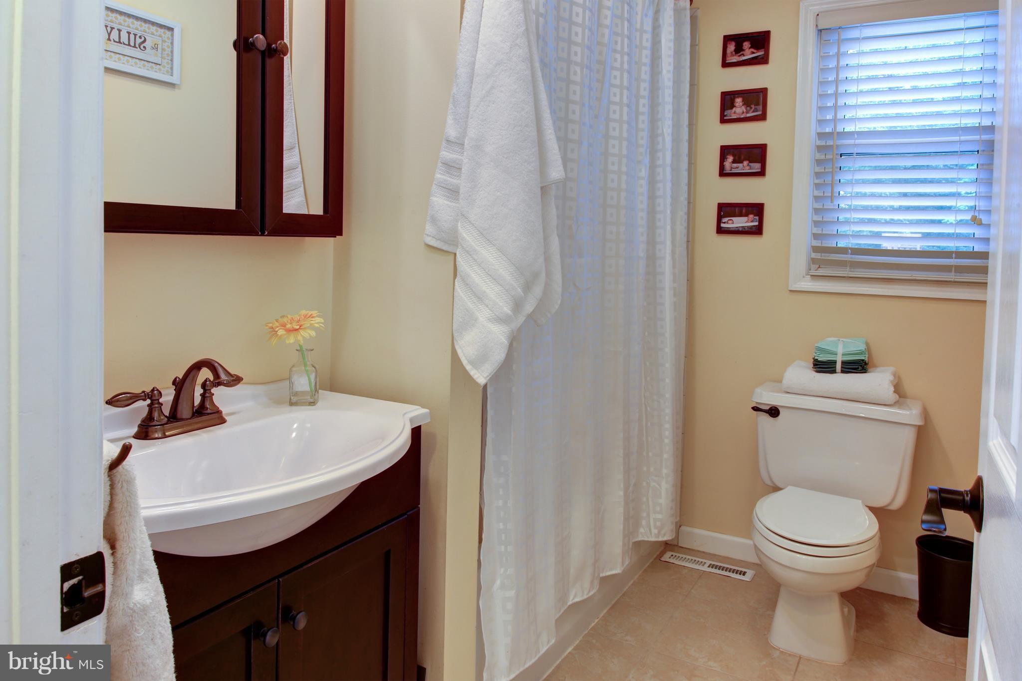 505 Sunset Knoll Road Pasadena, MD 21122 - Photo 10 of 26 UPDATED BATH ON THE MAIN LEVEL.