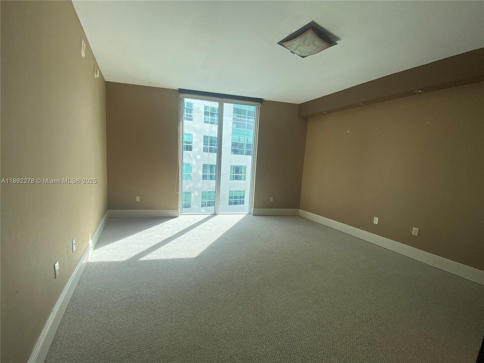 185 Southwest 7th Street, Unit 2312 Miami, FL 33130 - Photo 18 of 32 an empty room with windows
