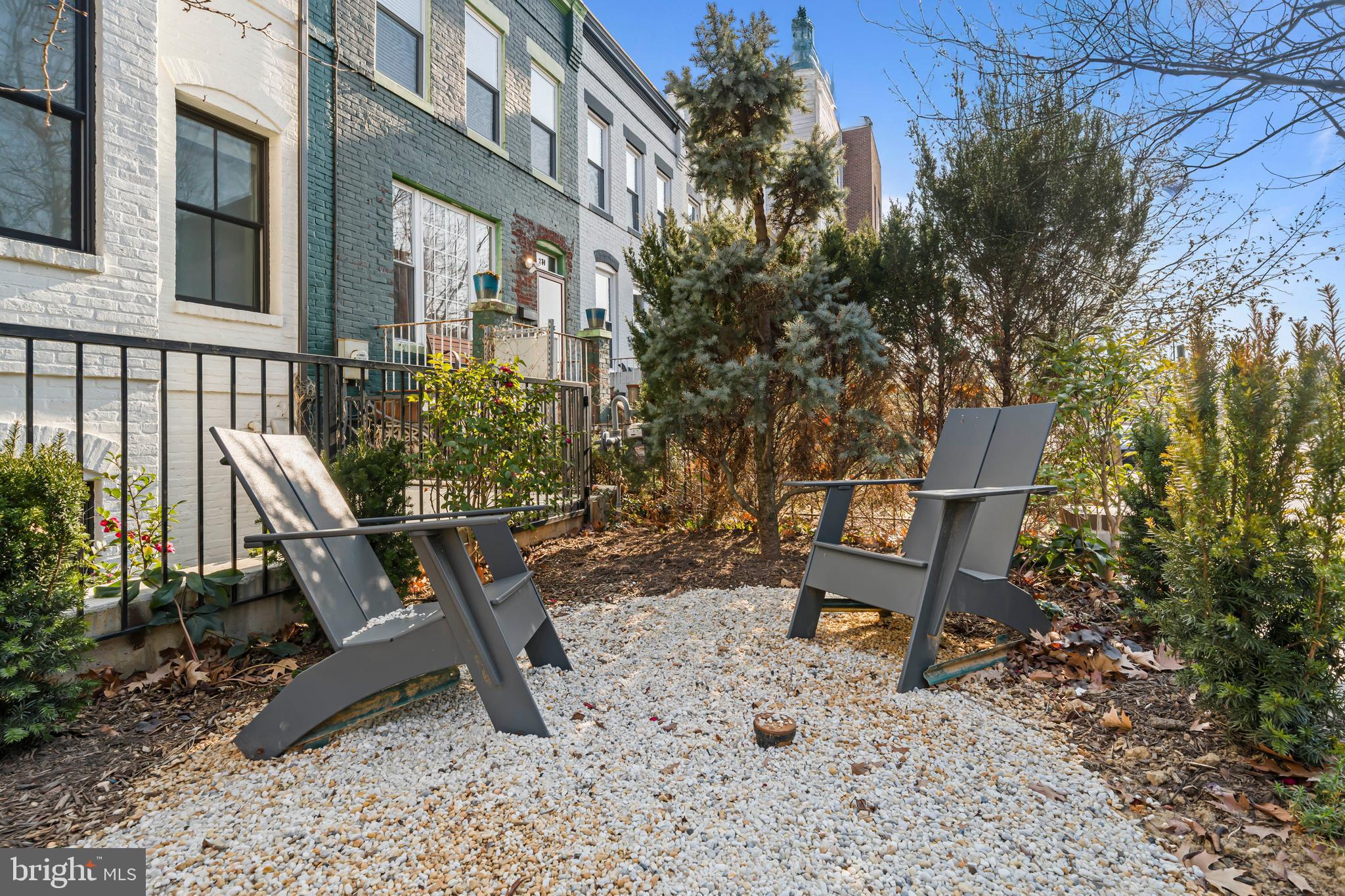 270 15th Street Southeast, Unit 301 Washington, DC 20003 - Photo 28 of 31 a view of a bench in the backyard