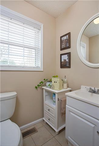 629 Peach Valley Road Gallatin, TN 37066 - Photo 13 of 20 Main level half bathroom.