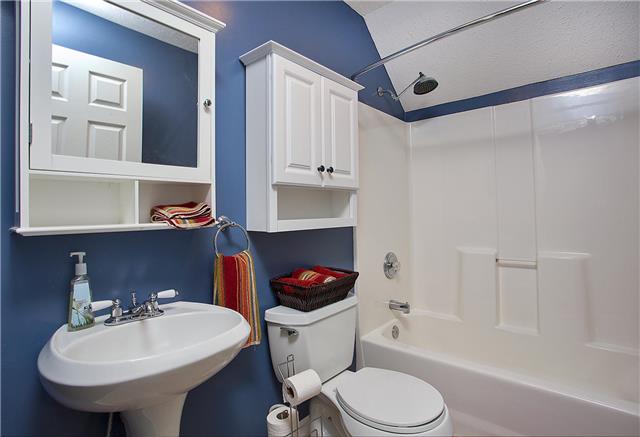 629 Peach Valley Road Gallatin, TN 37066 - Photo 16 of 20 Second floor full bathroom.