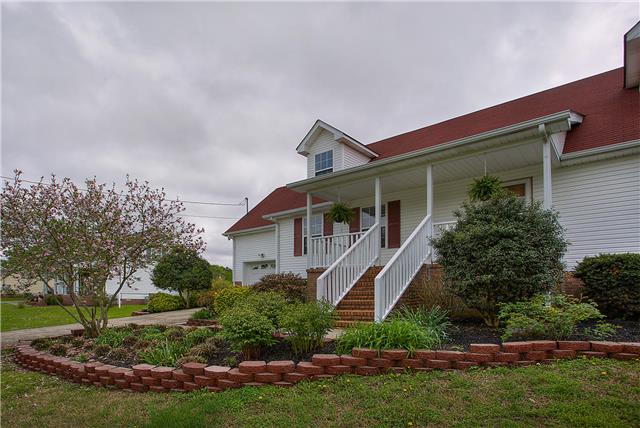 629 Peach Valley Road Gallatin, TN 37066 - Photo 4 of 20 Large covered front porch.