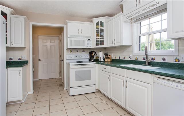 629 Peach Valley Road Gallatin, TN 37066 - Photo 10 of 20 Abundant cabinet and work space.