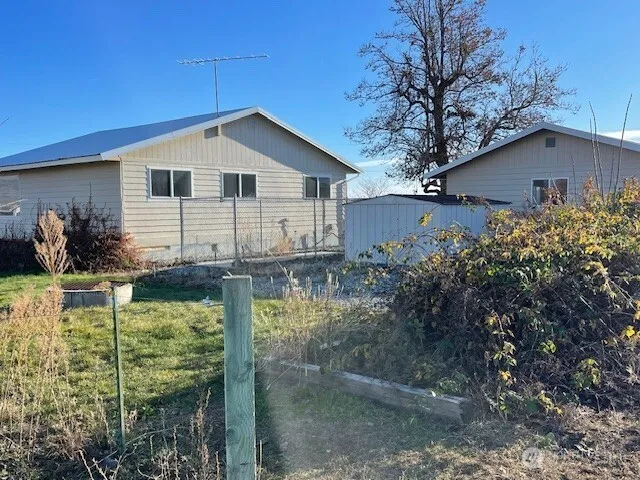 a view of a house with backyard and garden