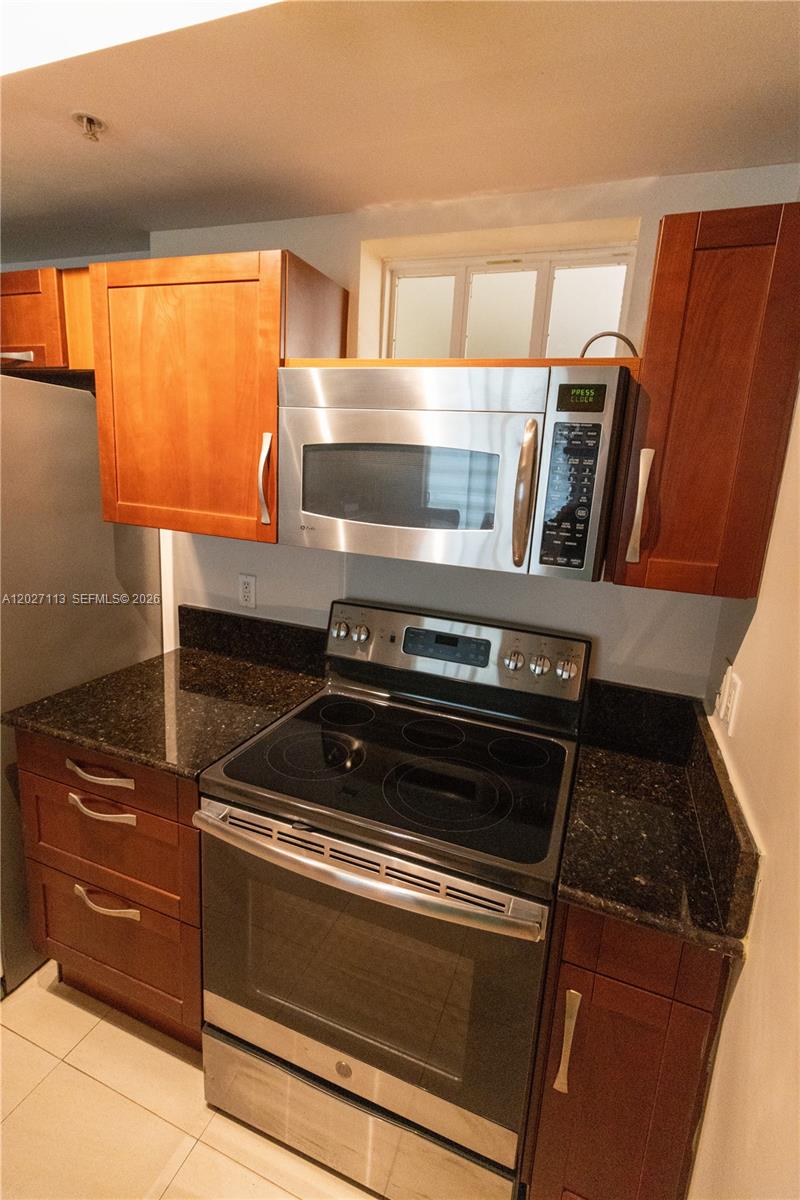 7275 Southwest 90th Way, Unit 213 Miami, FL 33156 - Photo 16 of 31 a stove top oven sitting inside of a kitchen