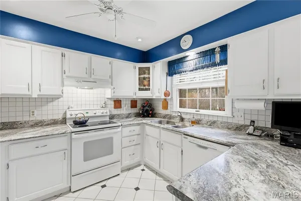 $590,000 | 421 Andover Lane, Ballwin, MO 63011