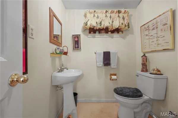 $590,000 | 421 Andover Lane, Ballwin, MO 63011