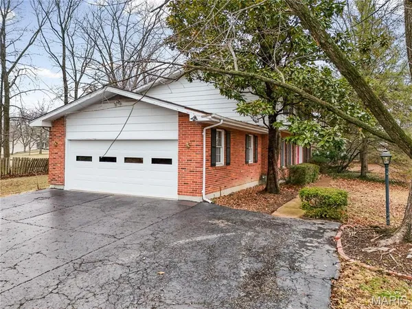 $590,000 | 421 Andover Lane, Ballwin, MO 63011