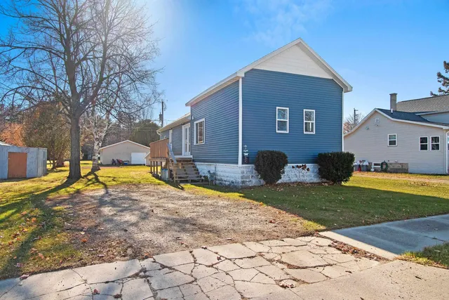 $184,900 | 608 5th Street, Oconto, WI 54153