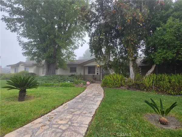 a view of a house with a back yard