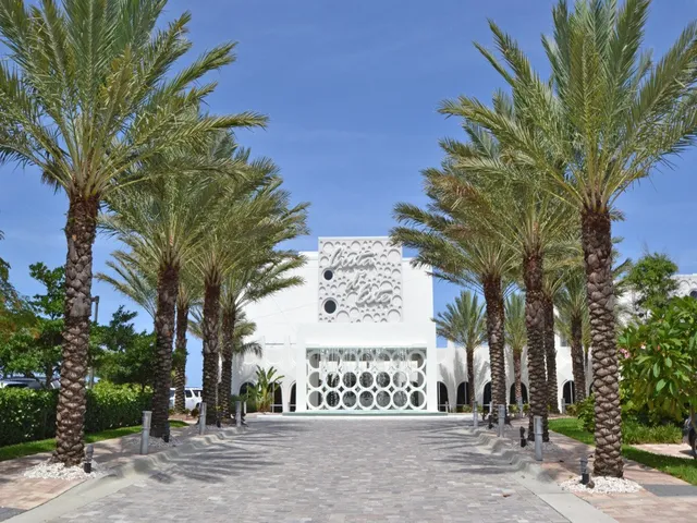 a view of a fountain in front of a building