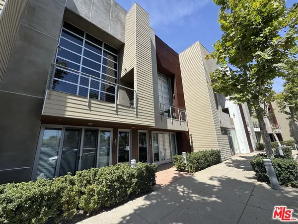 $939,000 | 121 East City Pl Drive, Santa Ana, CA 92705