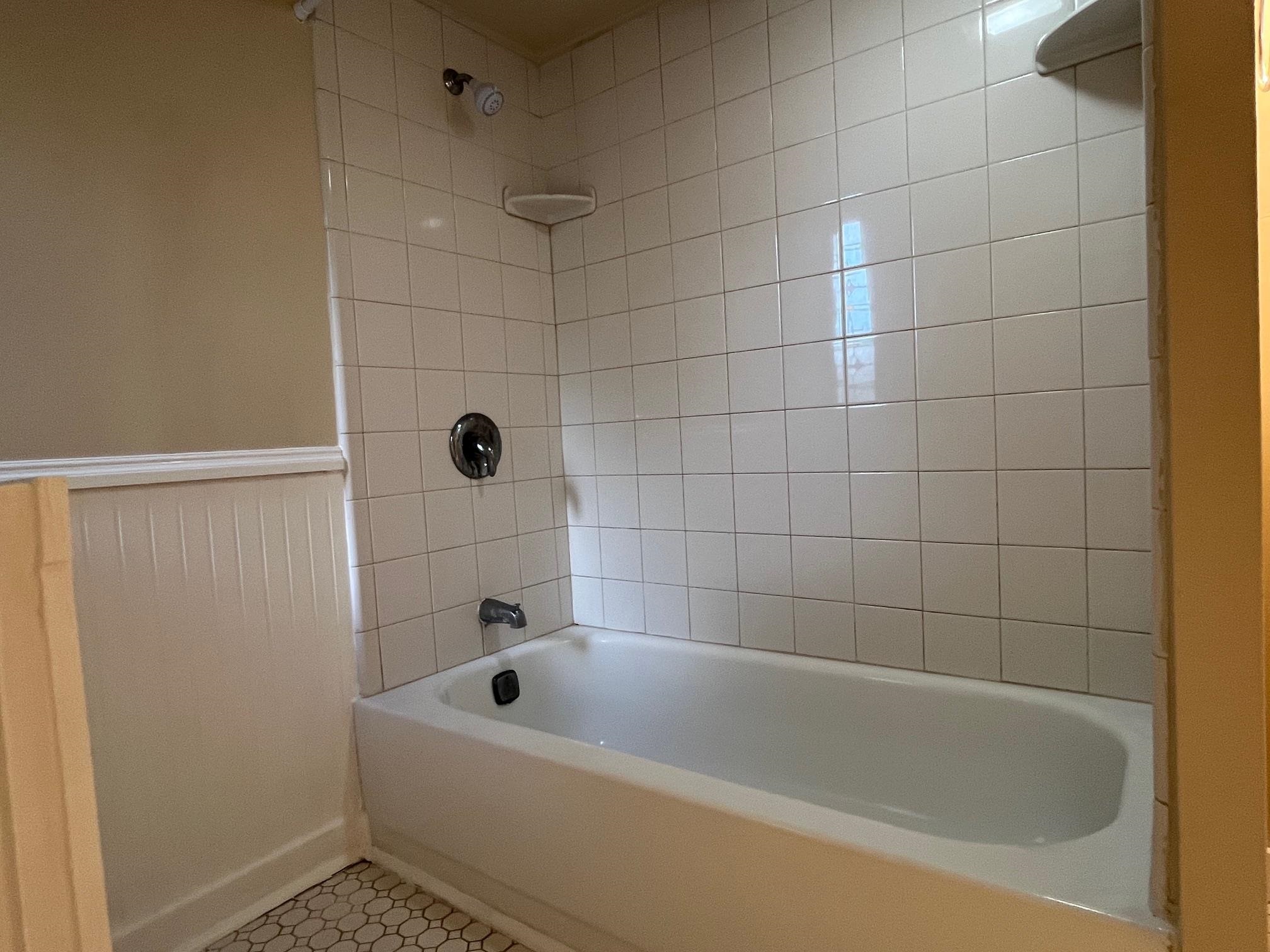 25 Desoto Place, Unit 2 St. Augustine, FL 32084 - Photo 10 of 14 a bathroom with a bathtub