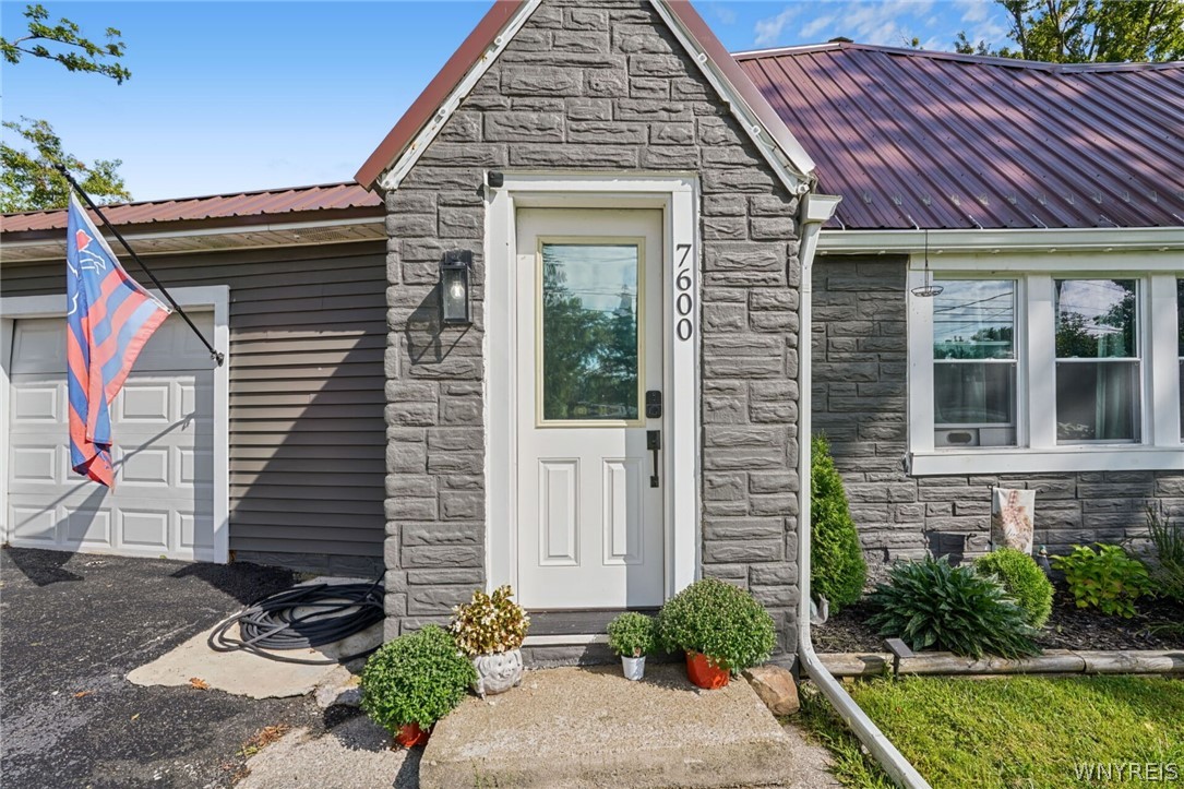 7600 Porter Road Niagara, NY 14304 - Photo 4 of 31 Gallery Image 4