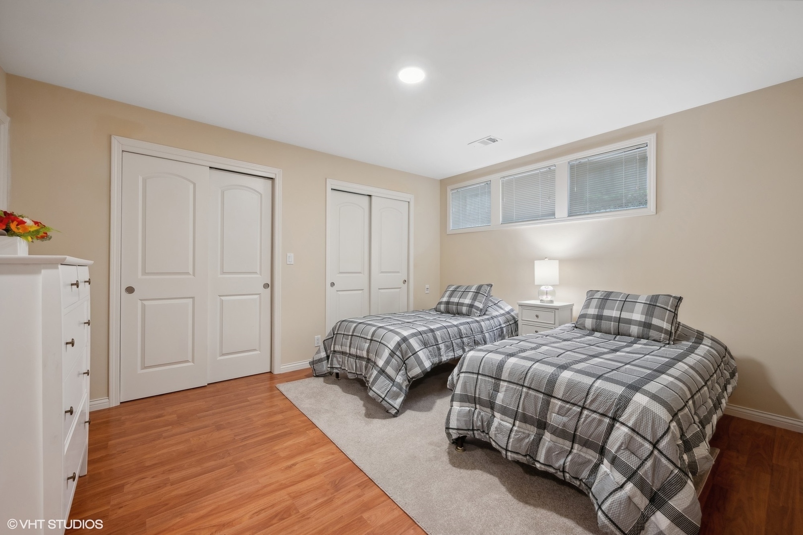 410 Green Bay Road Glencoe, IL 60022 - Photo 20 of 27 a bedroom with two beds and painted walls