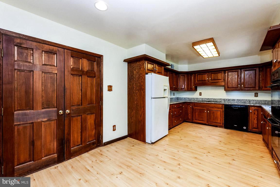 4874 Executive Drive Gainesville, VA 20155 - Photo 32 of 74 Kitchen