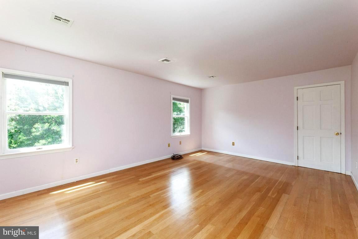 4874 Executive Drive Gainesville, VA 20155 - Photo 35 of 74 20x13* Primary upper-level suite