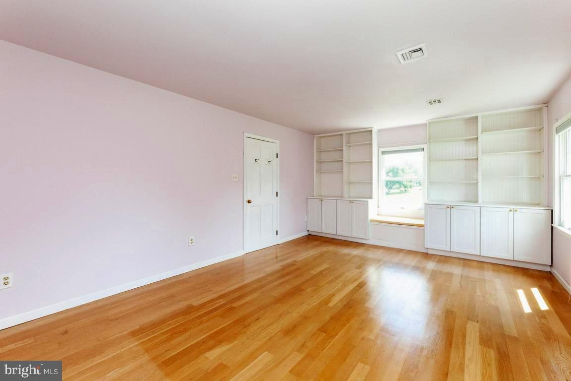 4874 Executive Drive Gainesville, VA 20155 - Photo 36 of 74 Primary upper-level suite