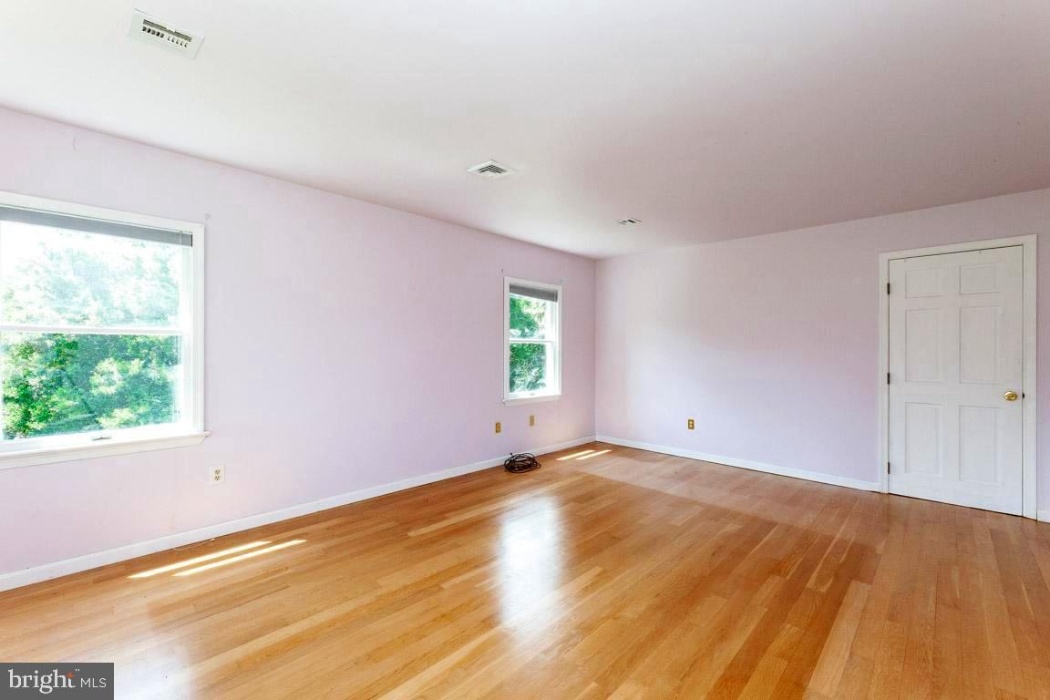 4874 Executive Drive Gainesville, VA 20155 - Photo 38 of 74 Primary upper-level suite