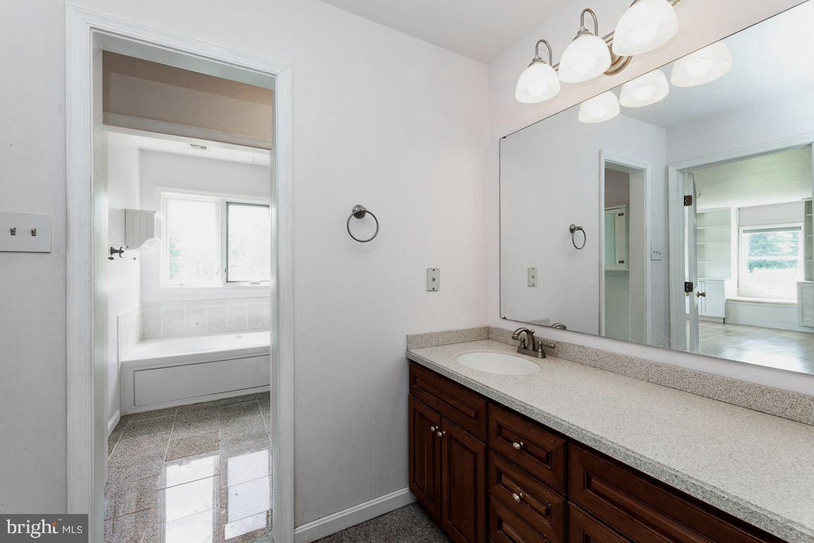 4874 Executive Drive Gainesville, VA 20155 - Photo 40 of 74 Primary upper-level suite bathroom