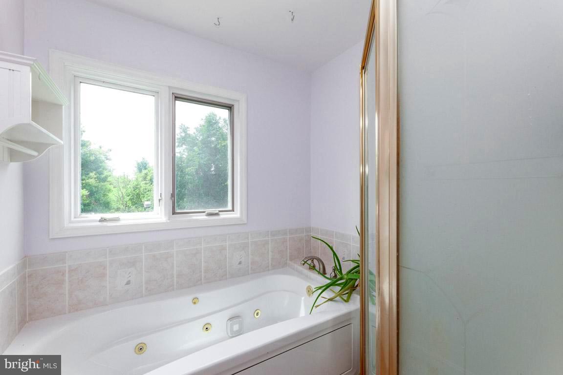 4874 Executive Drive Gainesville, VA 20155 - Photo 42 of 74 Primary upper-level suite bathroom