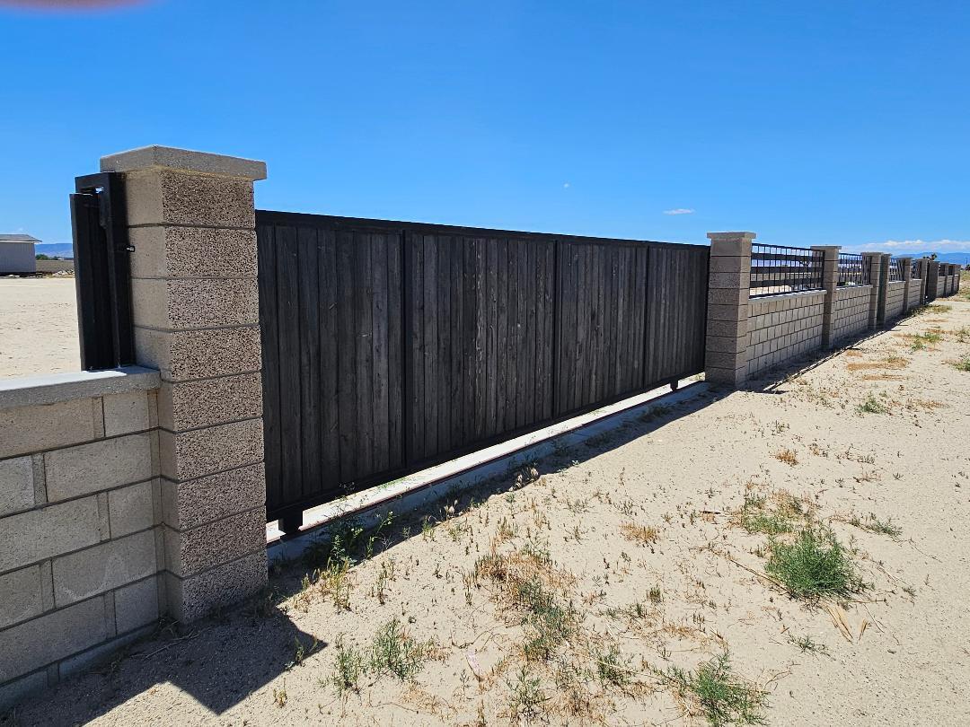 Challenger Way Lancaster, CA 93535 - Photo 3 of 8 large solar gate