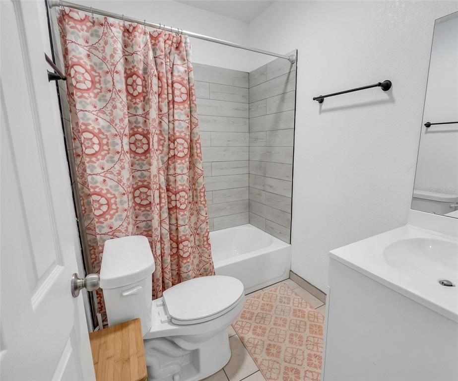2600 Euston Road Winter Park, FL 32789 - Photo 14 of 36 a bathroom with a toilet and a bathtub