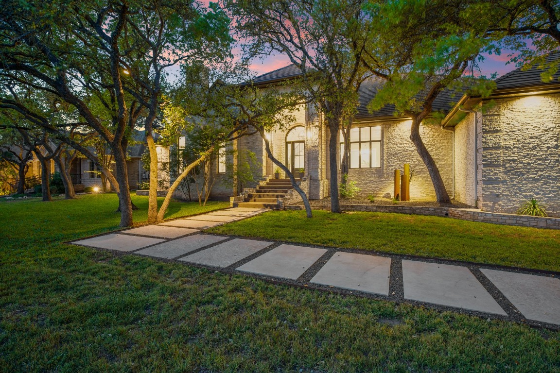 a view of a yard with palm trees