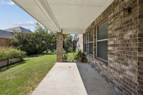 a view of a back yard