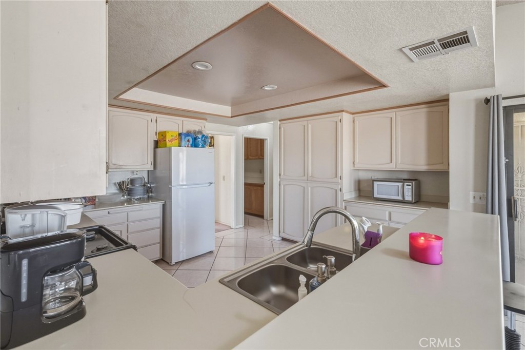 13382 Ivanpah Road Apple Valley, CA 92308 - Photo 11 of 45