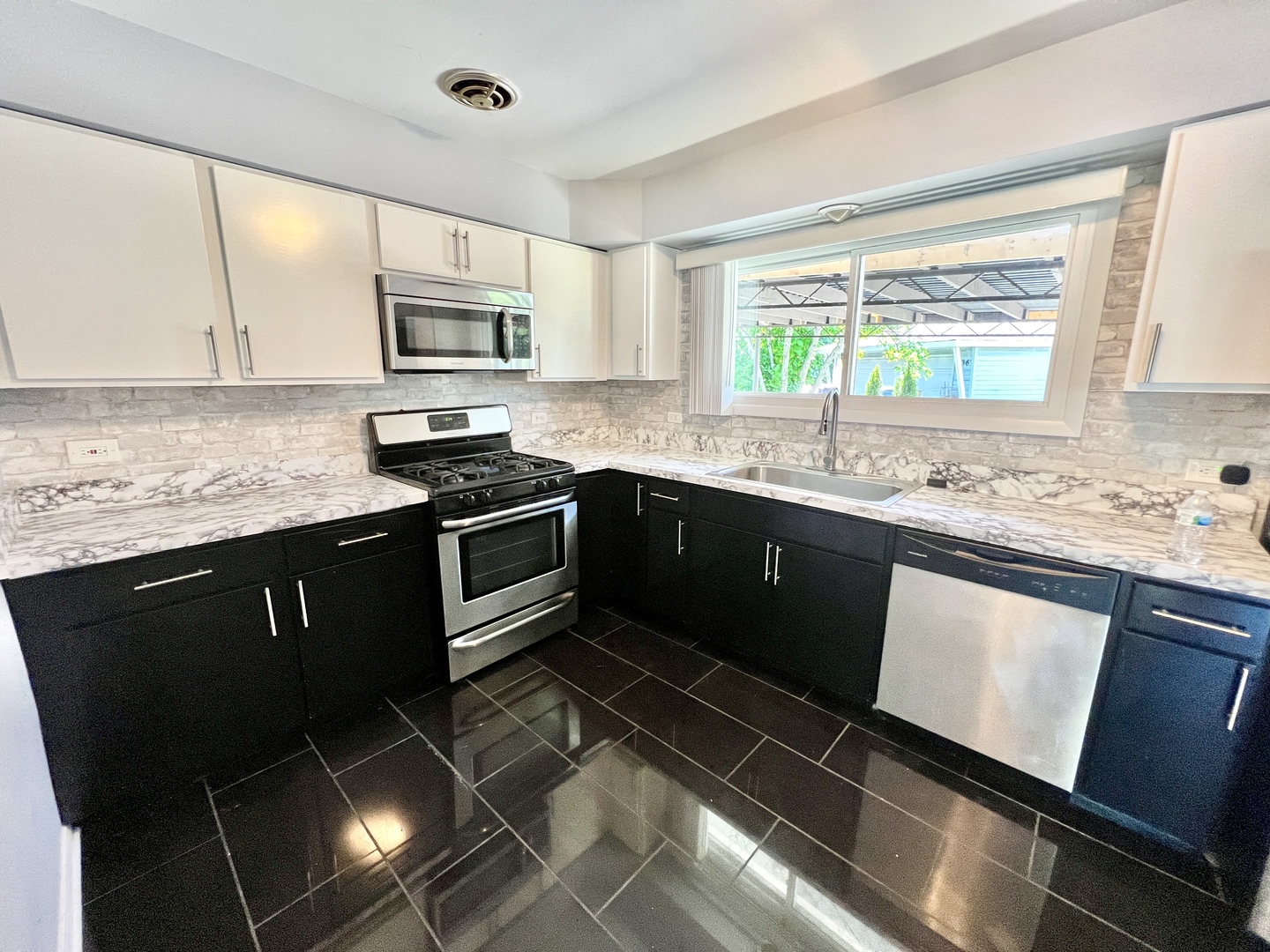 128 East Normandy Drive Addison, IL 60101 - Photo 7 of 17