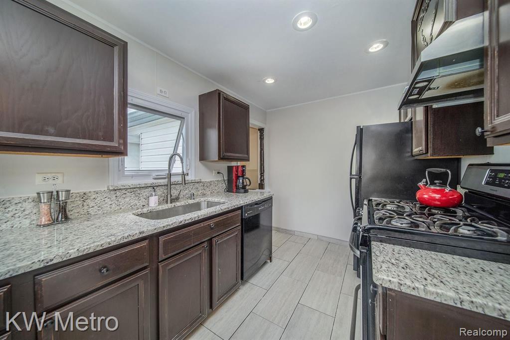 2864 Grant Road Rochester Hills, MI 48309 - Photo 4 of 39